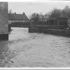 Side of New Inn View from side of the New Inn, looking East. The beamed cottages are no longer visible.