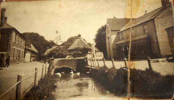 Looking west down the High Street in 1909.
