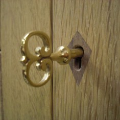 Lock escutcheon in walnut, key hand-made by locksmith