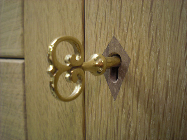 Lock escutcheon in walnut, key hand-made by locksmith