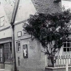 Old Post Office In the early 20th century, Arthur Smith ran the Post Office on new premises, opposite the George Inn, and also sold groceries.