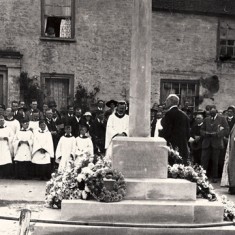 Behind the clergy and choir at the installation of the War Memorisl in 1923 is Barnards. On the wall can be detected a stone sign indicating that A Mullard lived here.