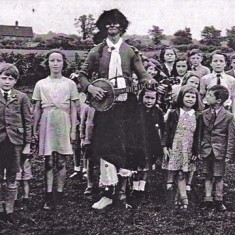 Schoolchildren with banjo 'minstrel' Schoolchildren with banjo 'minstrel'