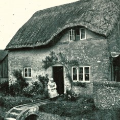 Cottage, Frogmore. 1900s Another photo of Bridge Cottage. The bridge ws destroyed by army tanks, parked up Greenways in the run-up to D-Day.