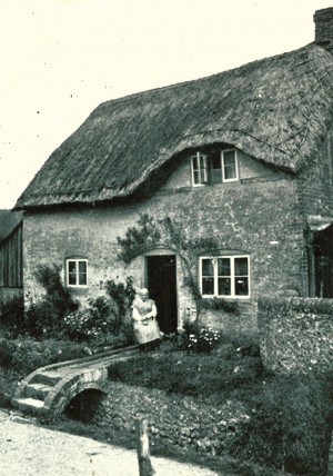Another photo of Bridge Cottage. The bridge ws destroyed by army tanks, parked up Greenways in the run-up to D-Day.