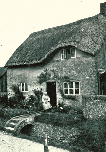 Another photo of Bridge Cottage. The bridge ws destroyed by army tanks, parked up Greenways in the run-up to D-Day.