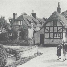 Frogmore in the 1930s. Mill Cottage, thatched, how has a tiled roof. The other cottage has been demolished.
