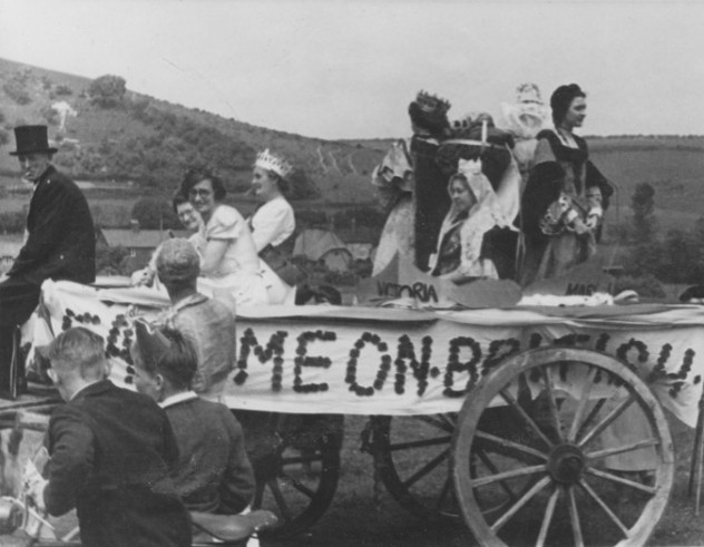 Queens' tableau from side