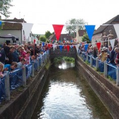 Spectators around bridge