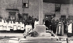 War Memorial Dedication Service The dedication of the War Memorial in 1923. The plaque above the door of Barnards, LHS, shows that A Mullard, carrier to Portsmouth, plied his trade from here at this time.