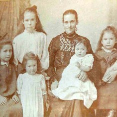 Christmas daughters web The Christmas girls. Back row, L to R, Maud, born 1887, who did not marry, Ellen, the mother, Lily, later Nicholson, who stayed in England. Front row, second from L, Rose, married name Mauback, Nellie, later Herbie Goddard’s wife, The other girl is probably May, who married the first Barratt brother.Millie and Dolly, both later Barratts, are not in the photo.