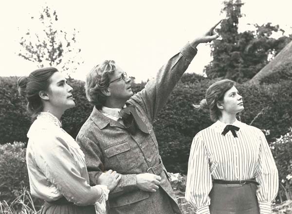 Cast of 'Enemy of the People', Court House Players, in Court House garden, 1983. Isobel Ballantyne-Dykes, Alastair Langlands, Jessica Cecil. 
