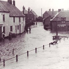 High Street flooded, Hazel Pamplin on steps of Barnards 
