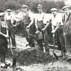 Leydene gardeners building a driveway.  Fred Cannings, Les (Tiny) Cannings, n.k., Jack Cook, n.k. Tom Perkins, Fred Gibbs, n.k., n.k., Bruce Kille 
