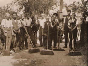 The photo captioned 'tar gang', which prompted Jim Cook's response. His father, Jack Cook, is in the centre, smoking a pipe.