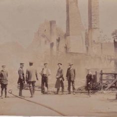The ruins of Westbury House on the morning after the fire in November 1904.