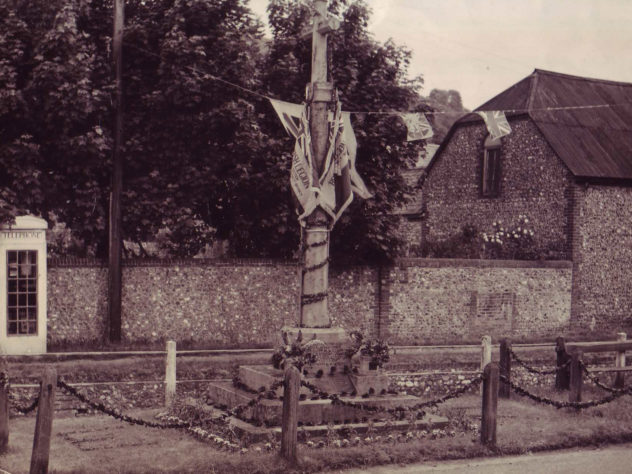 War memorial decorated for Coronation 020653