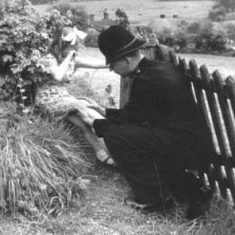 Helping little girl (Hazel Goddard, later Pamplin