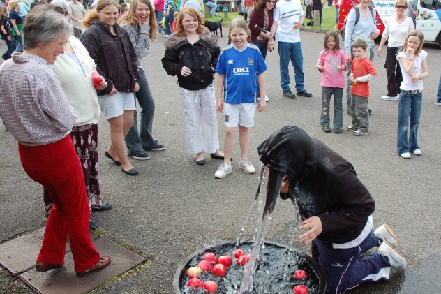 Apple_bobbing